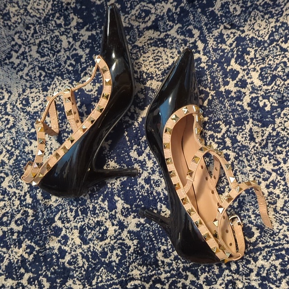 Studded patent black t-strap pumps - Picture 2 of 7